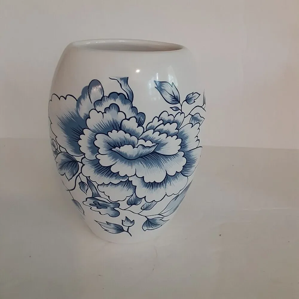 Vintage Russ Blue/White Floral Mini Vase